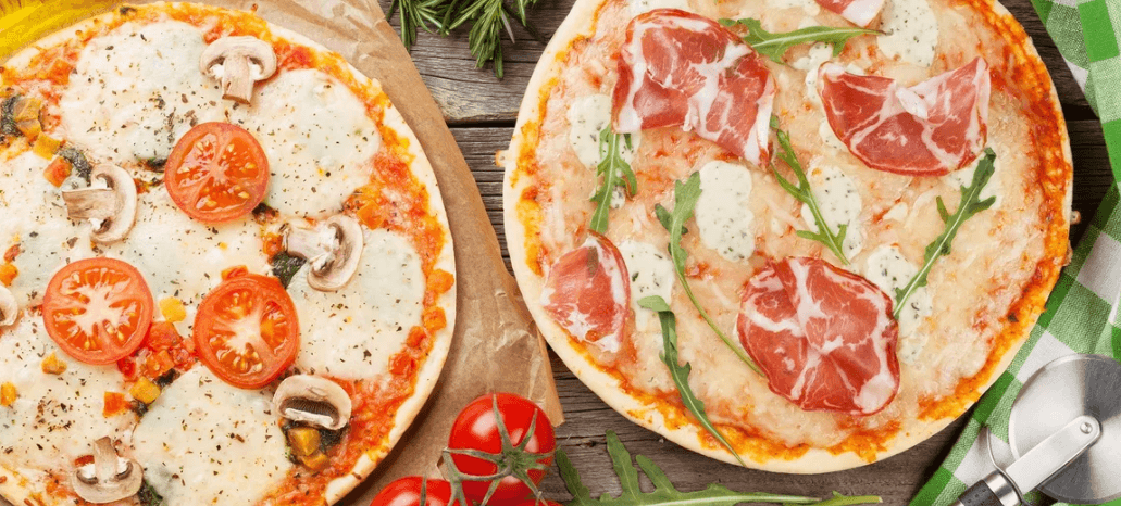 Dvě lahodné pizzy různých velikostí 