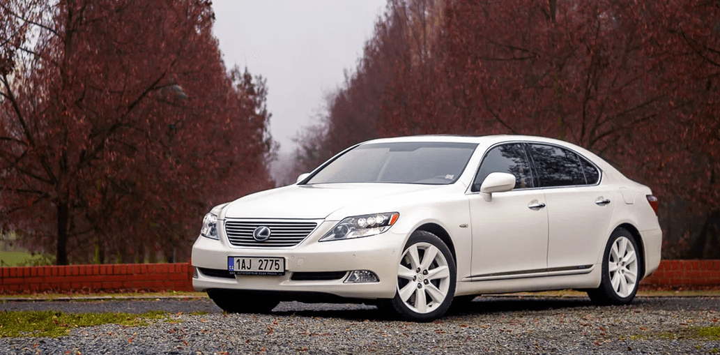 Pronájem luxusní limuzíny Lexus LS 600 s řidičkou