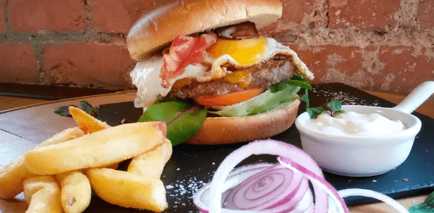 Hovězí burger s vejcem, majonézou a hranolky