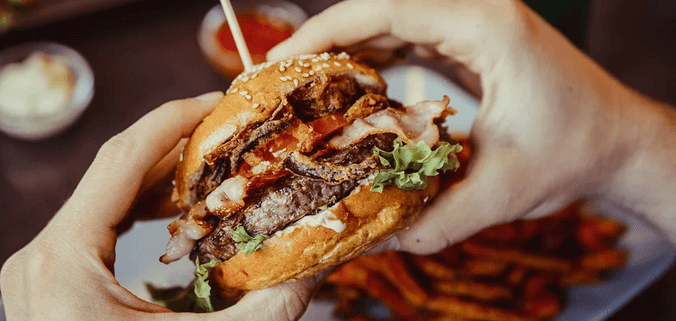 Burger s domácí bulkou a hovězím masem z farmy