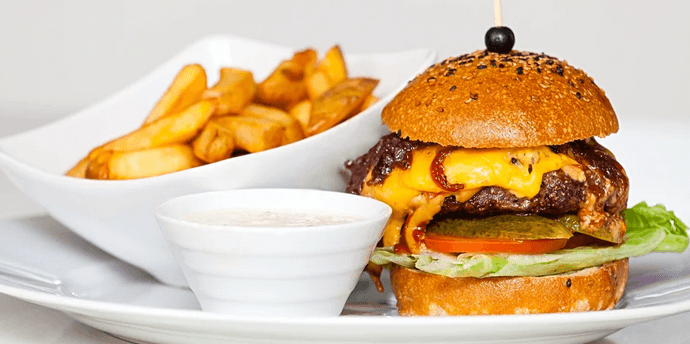 Nabušený burger s hranolky a tatarkou