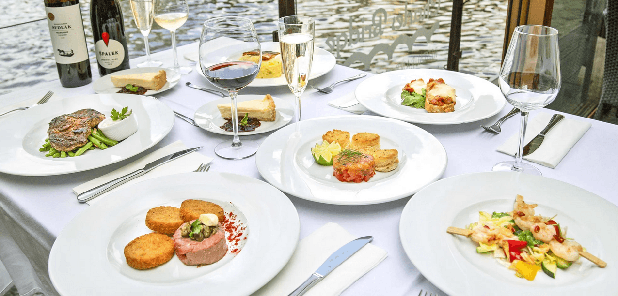 Čtyřchodové menu s výhledem na Karlův most pro dva: tataráček, rib eye nebo losos, cheesecake a víno