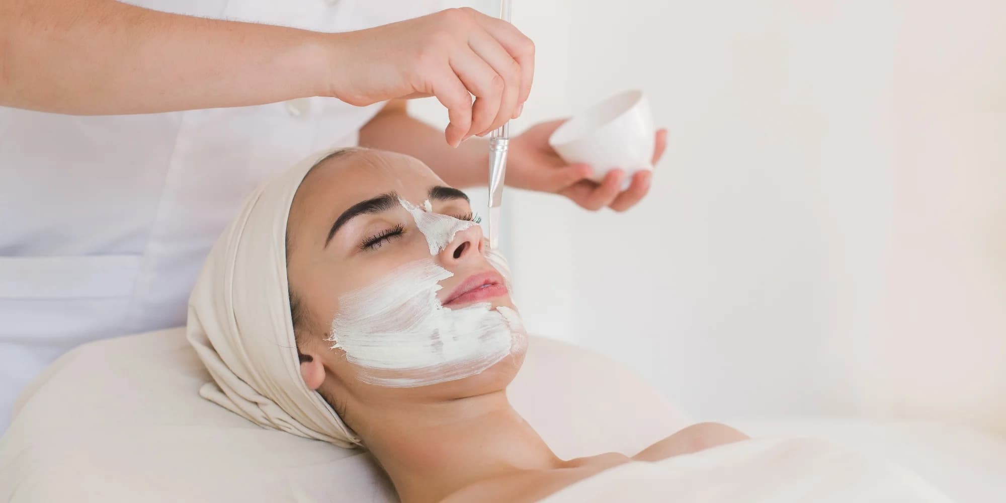 Anti-age kosmetické ošetření, chemický peeling s kyselinou mandlovou či glykolovou i laminace obočí