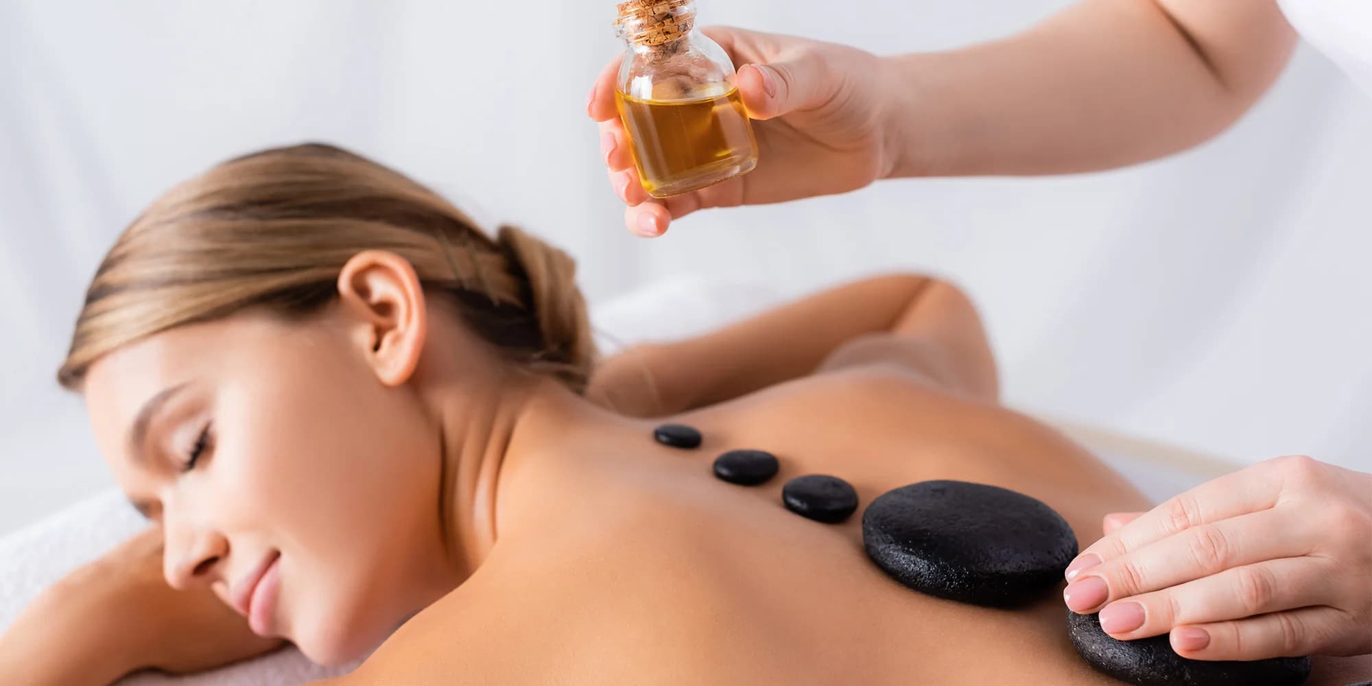 60–90minutová masáž lávovými kameny, párová masáž, wellness i permanentky