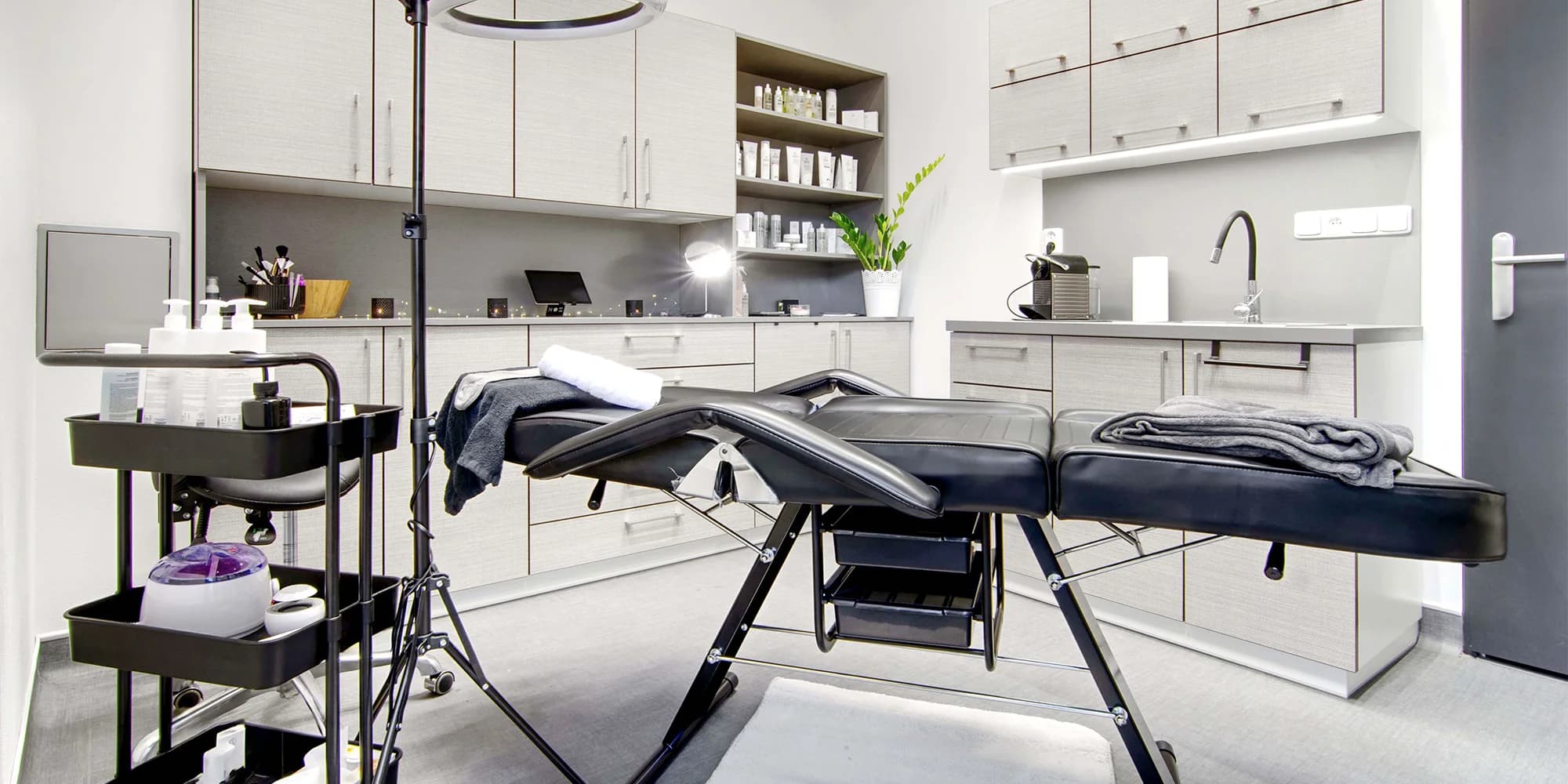 Svůdný pohled za všech okolností: lash lifting pro natočené řasy a laminace obočí