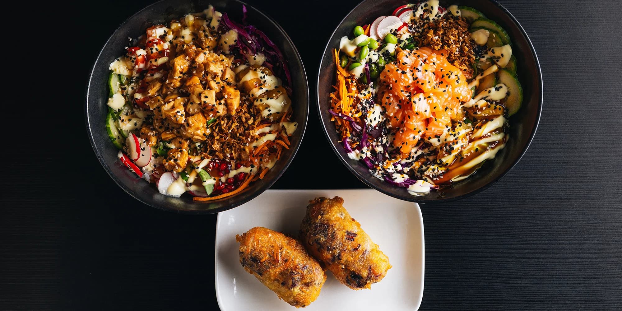 Havajský poke bowl s kuřetem, lososem či tofu a jarní závitek na odnos s sebou