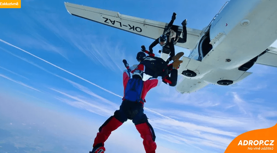 Parašutistický výcvik volných pádů ze 4 000 m