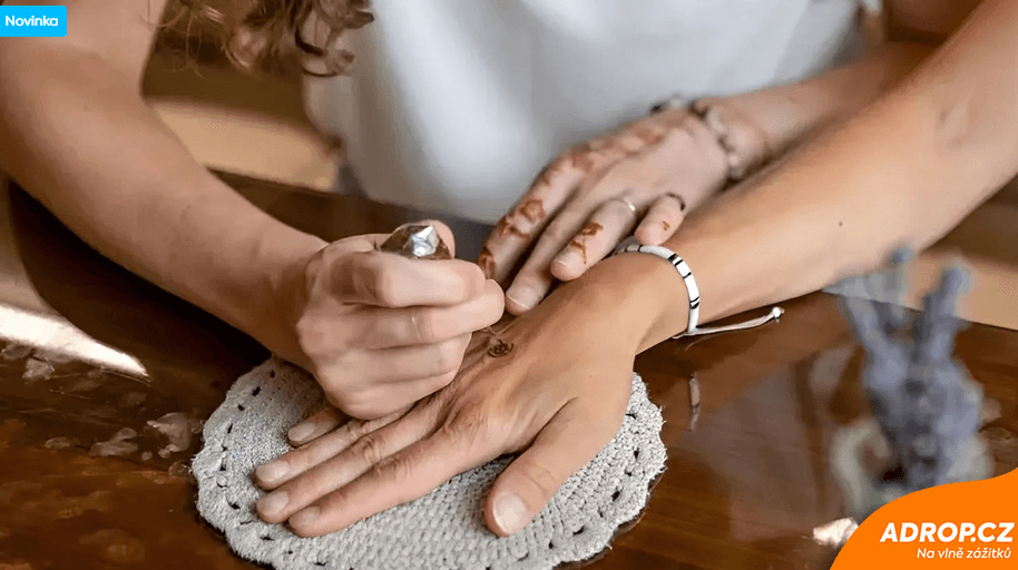 Malování na kůži přírodními barvami: henna nebo jagua