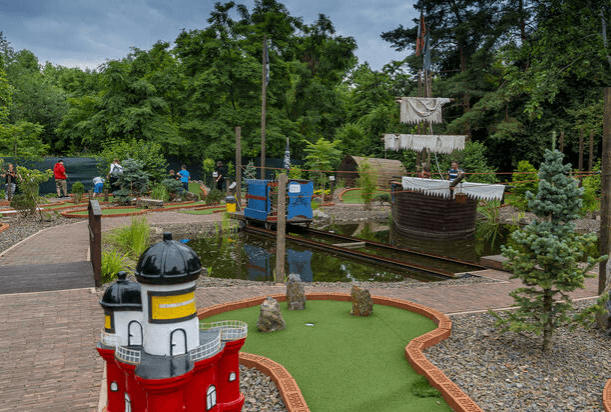Minigolf v Pirátí zátoce Praha - největší minigolf v Praze