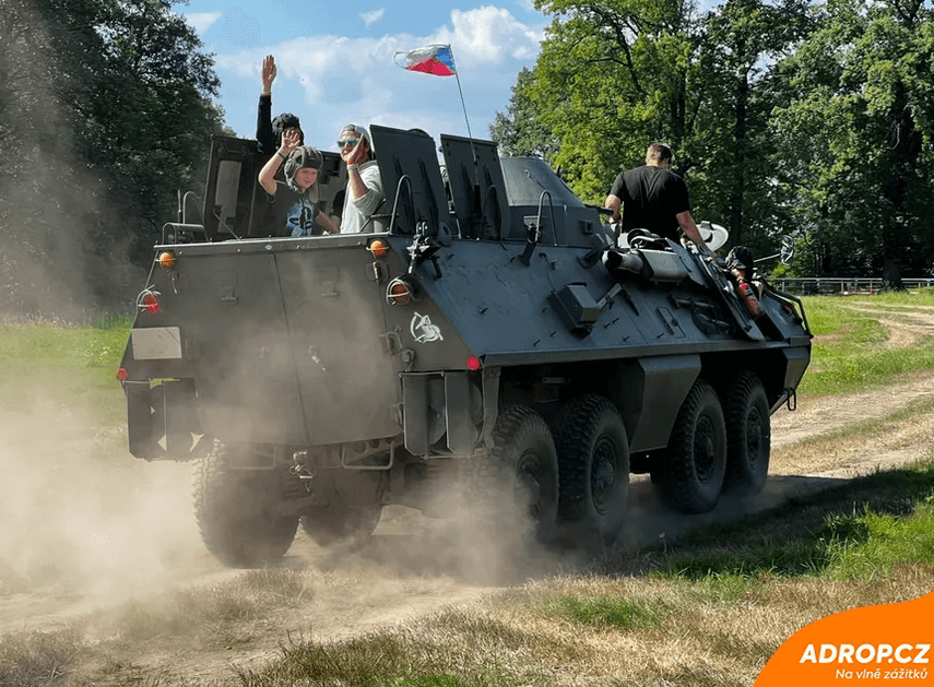 Jízda obrněným transportérem OT-64 SKOT a prohlídka vojenské techniky