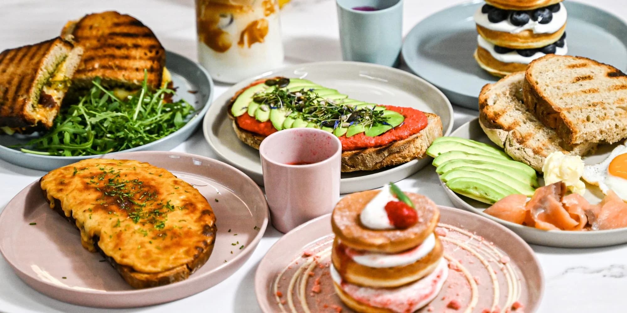 Sladký i slaný brunch v bistru u náplavky: malinové lívance, grill sandwich i káva
