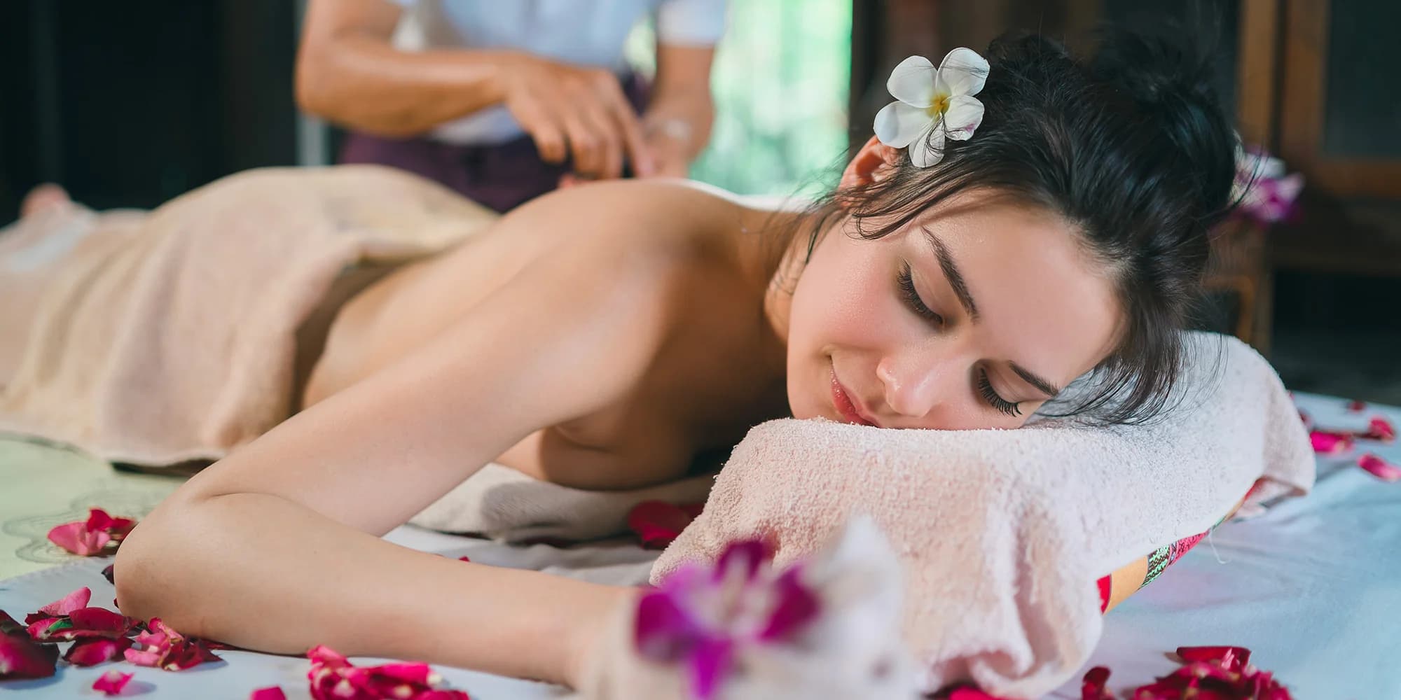 Relax pro tělo i mysl: osvěžující thajská aloe vera masáž v salonu na 60 nebo 90 minut
