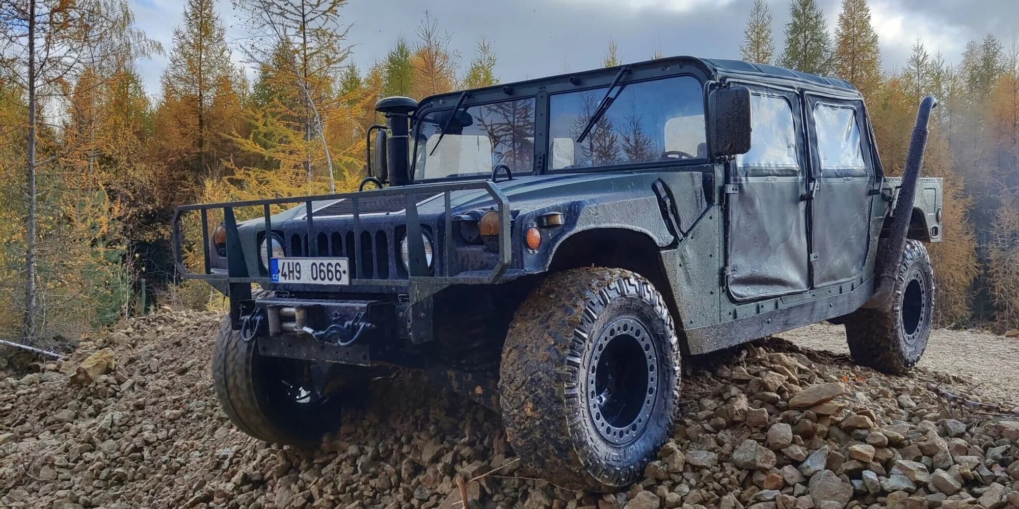 Zážitková jízda s instruktorem v armádním terénním voze Humvee: 15-60 min, možnost spolujezdce