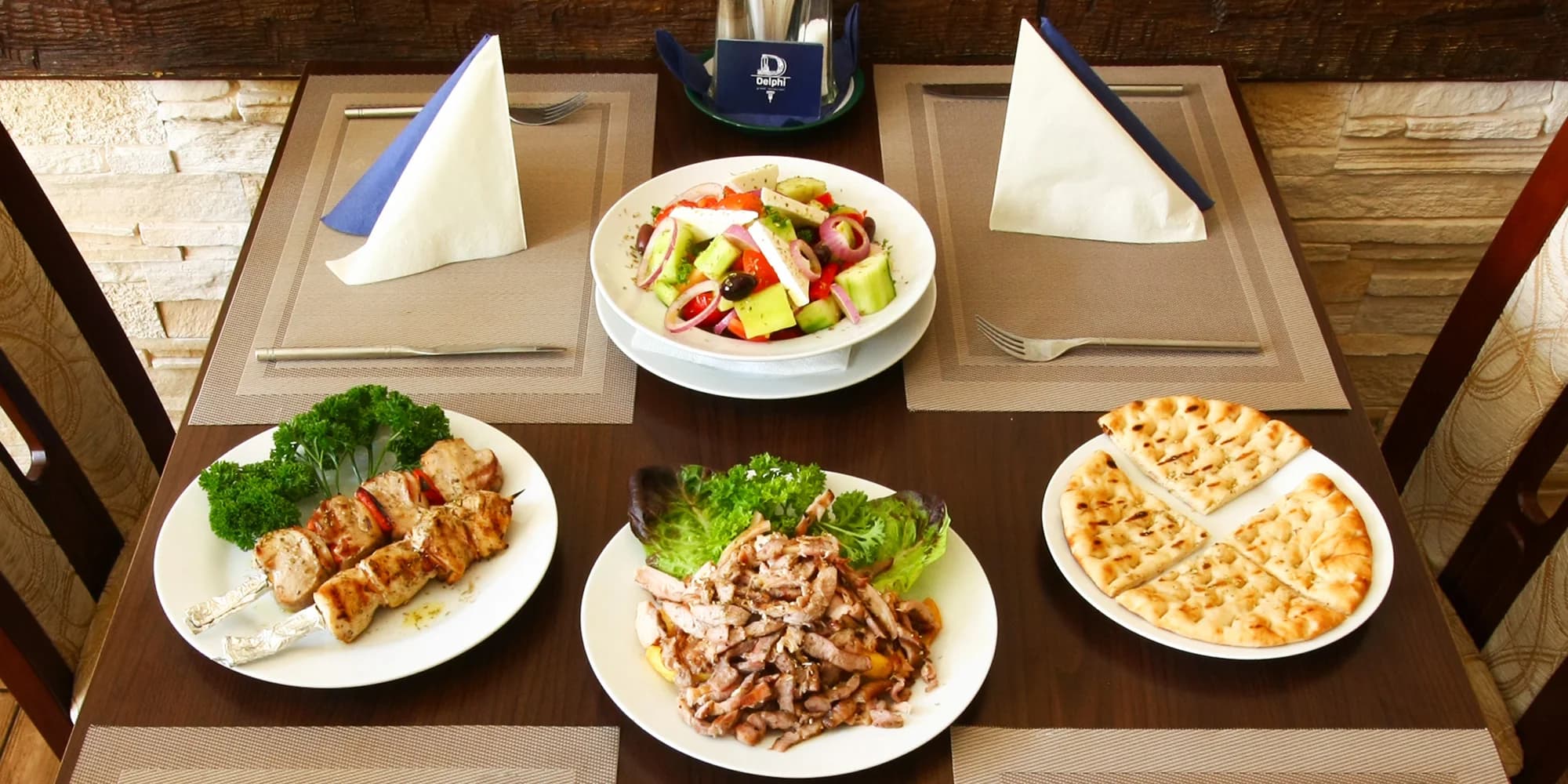 Řecké menu pro dva: souvlaki, gyros, tzatziki, řecký salát i lahev vína
