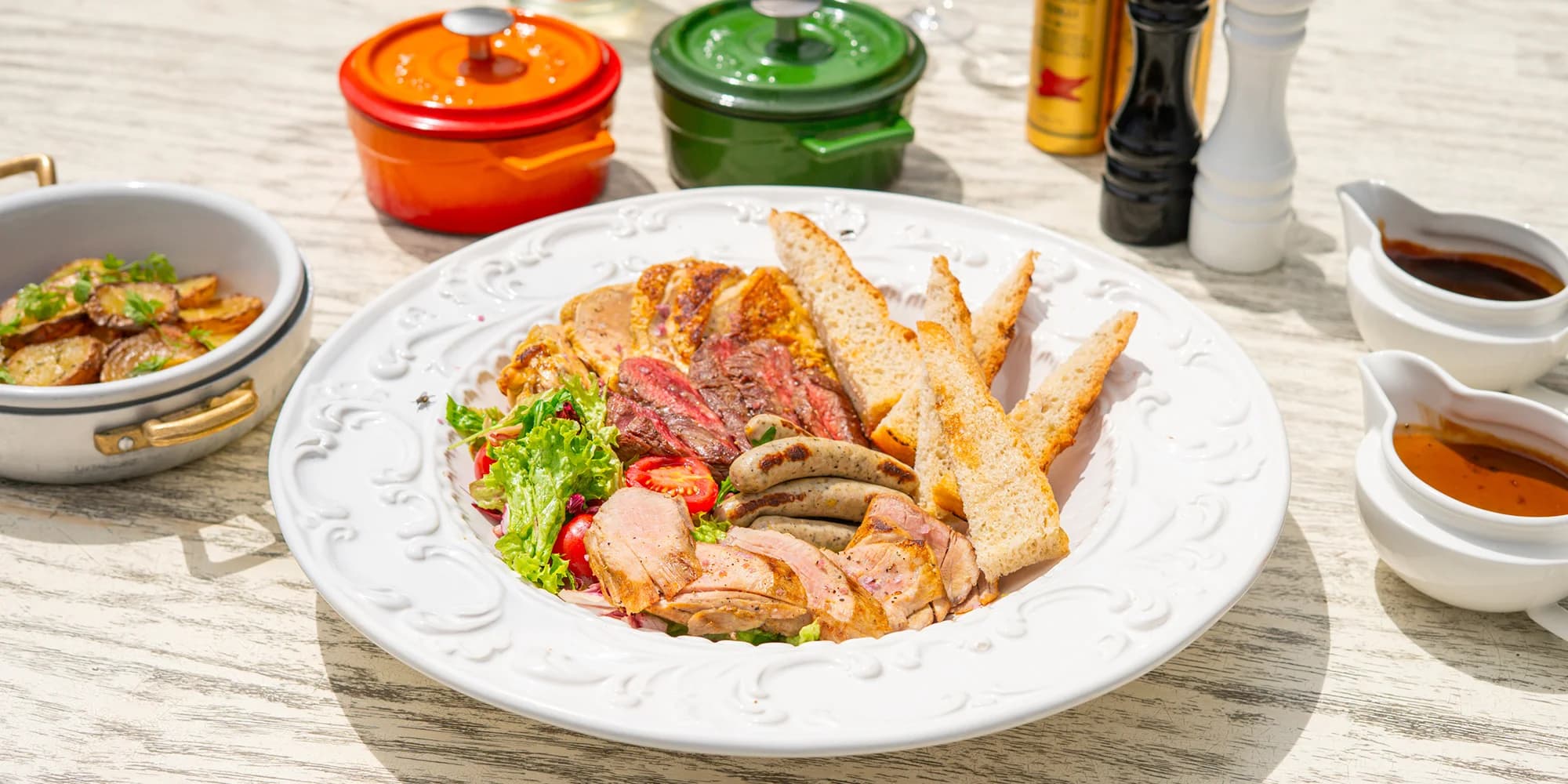 Vstup na Žižkovskou věž a mix grill talíř v restauraci Miminoo pro 2 osoby