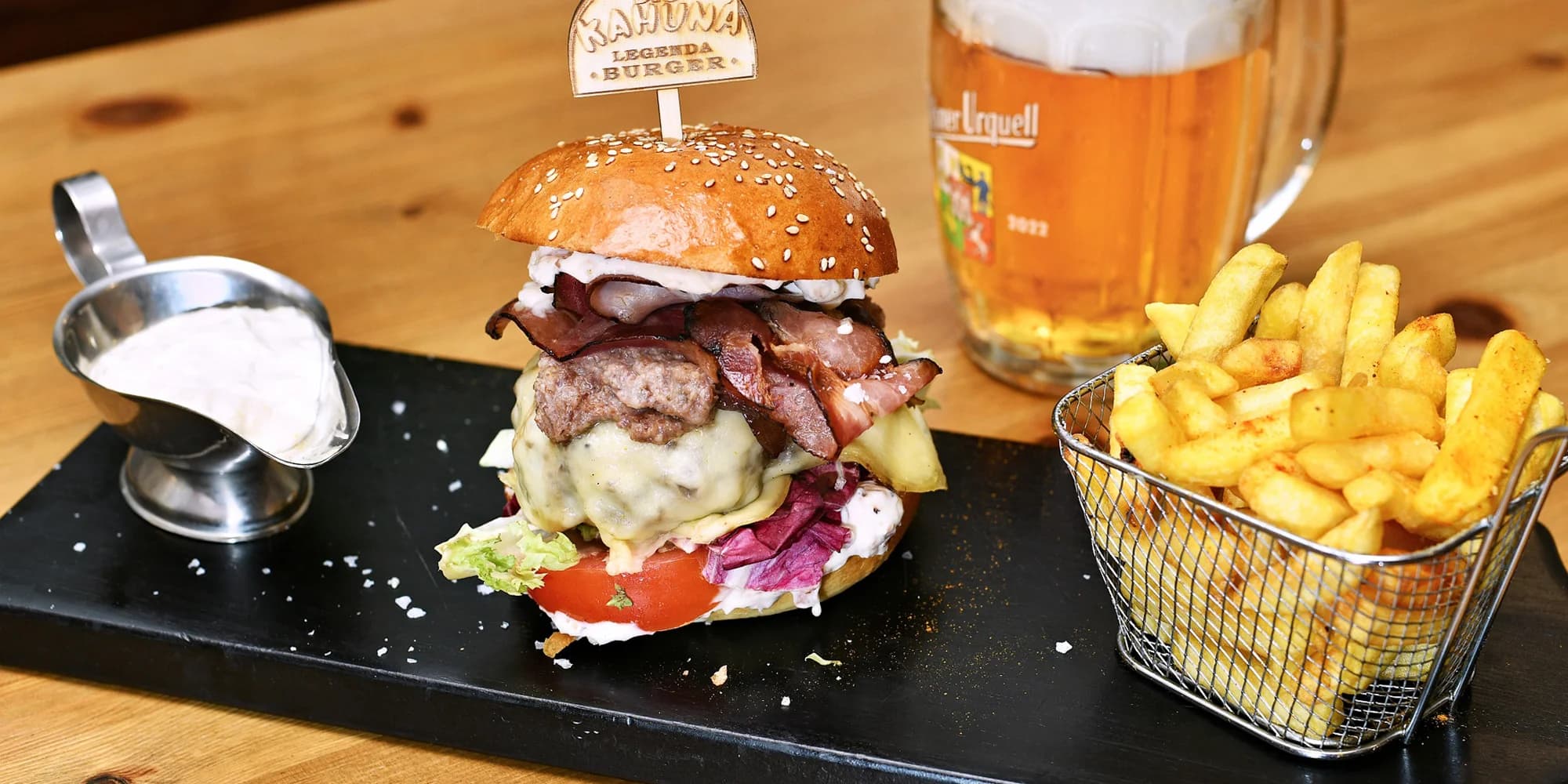 Hovězí nebo vege burger s hranolky a pivem či nealkem pro 1–4 osoby