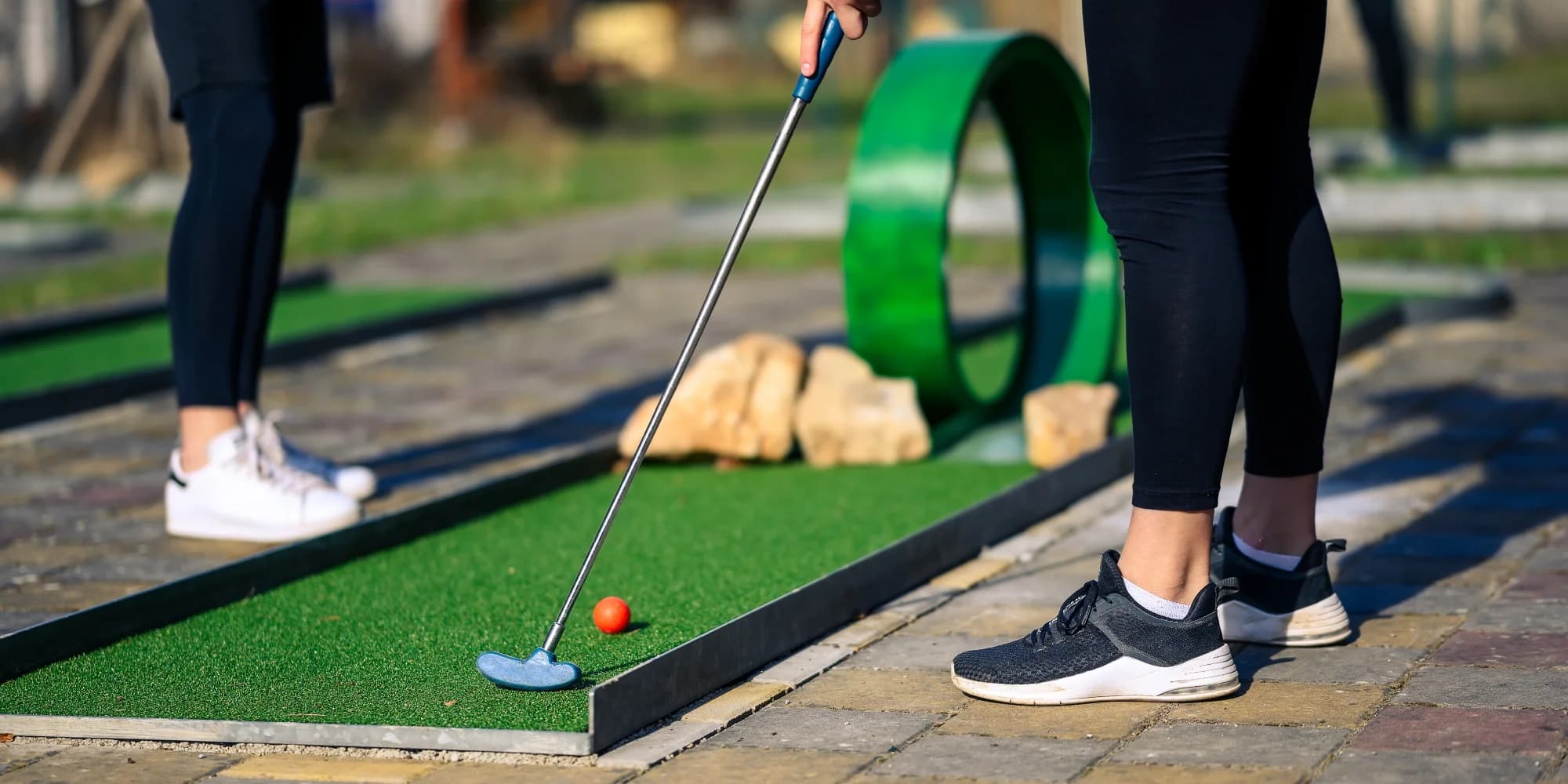 Minigolf o 36 jamkách: zábavná hra pro 2 osoby i rodinu
