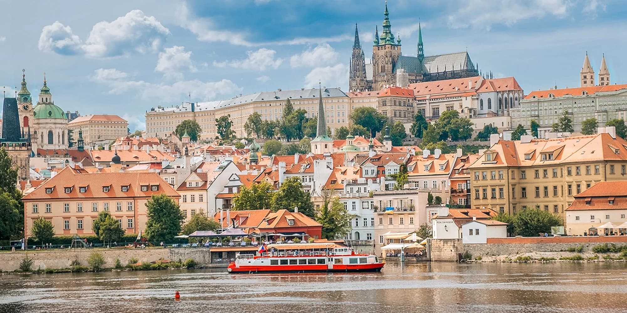 Zážitek na Vltavě: hodinová plavba s nápojem a dezertem