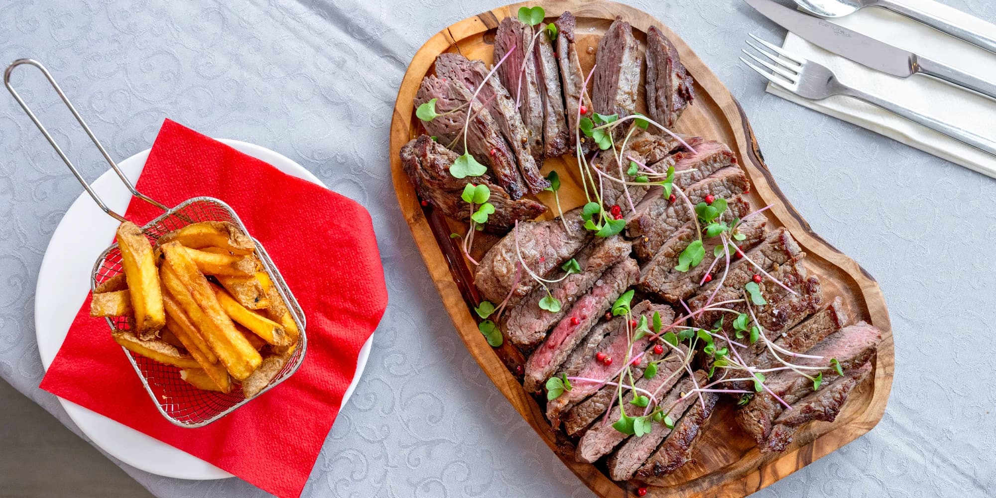 Masové prkno se stařenými steaky a přílohami: rib eye, flank a sirloin