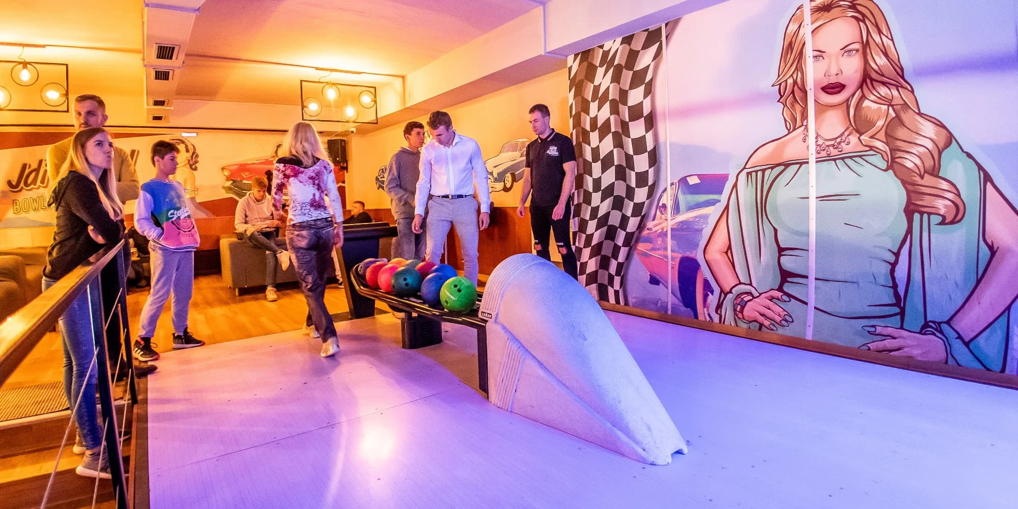 1–3 hodiny bowlingu až pro 6 hráčů nebo bowling a drinky pro 4 hráče