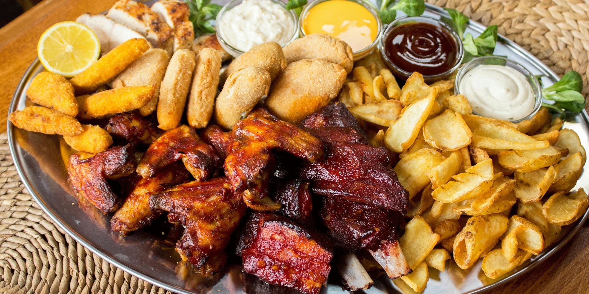 Fošna dobrot ve stylovém Country baru: žebra, křídla, steaky i omáčky
