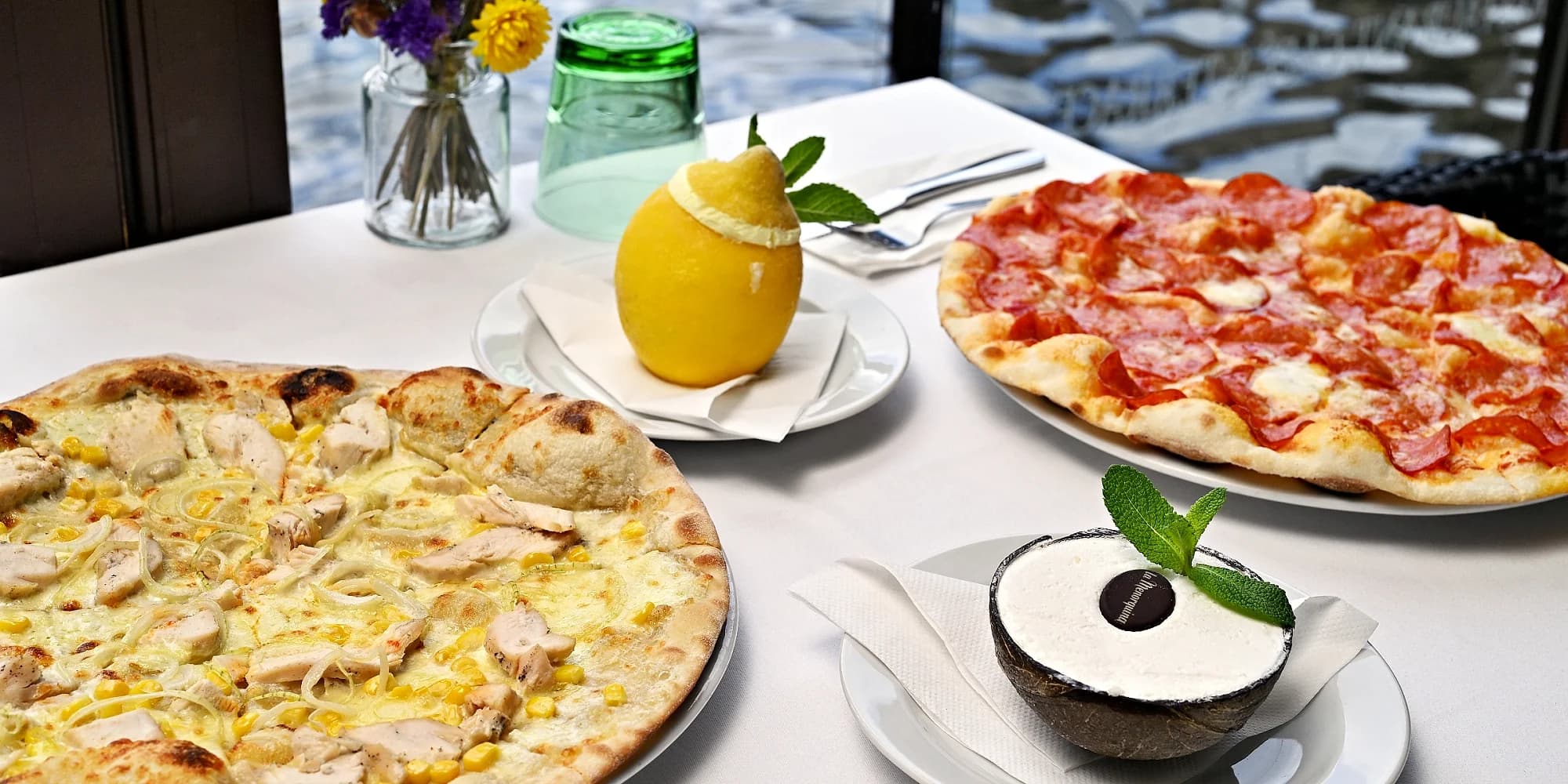 Pizza a sorbet u Karlova mostu: posezení s výhledem i odnos s sebou