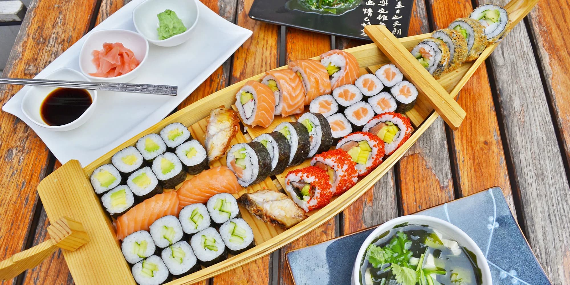 Pestré sushi sety ve Vršovicích: 12 nebo až 71 kousků i s polévkou a salátem wakame