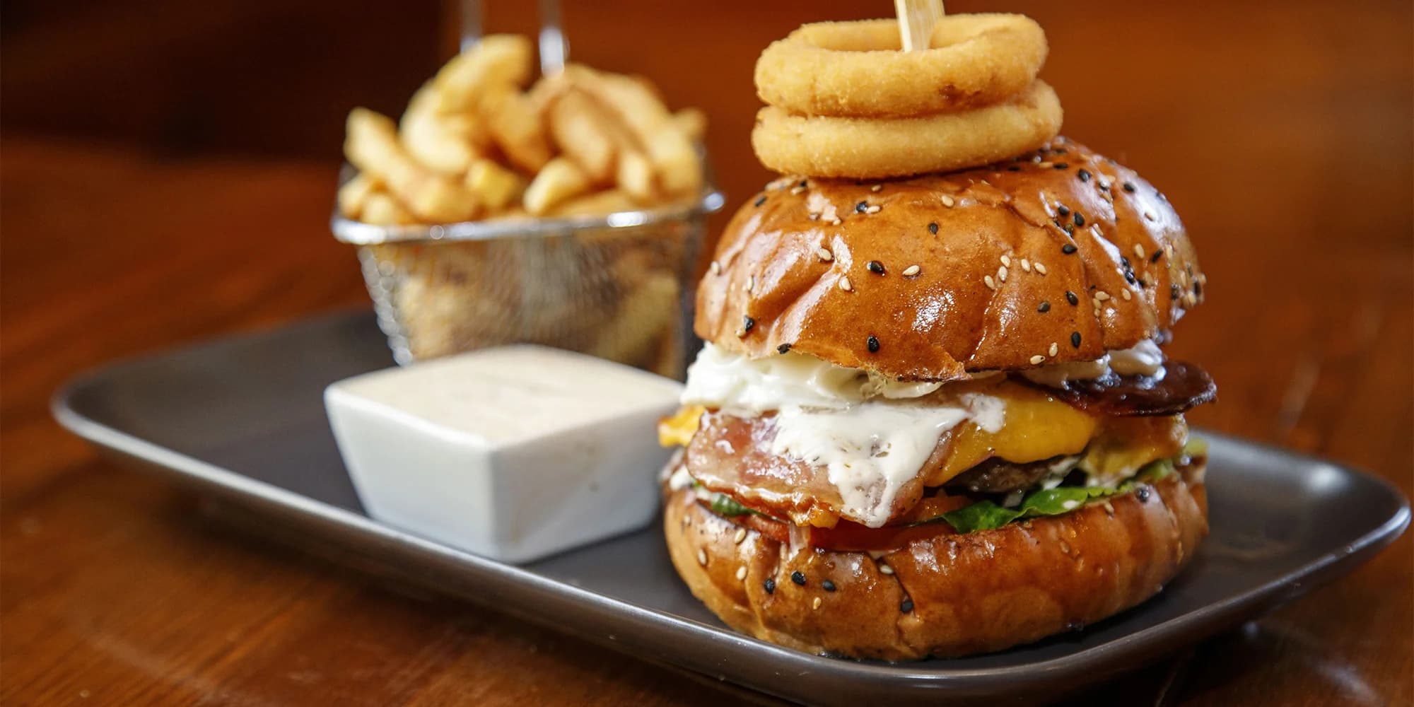 Burger podle výběru z 7 druhů: hovězí nebo kuřecí maso, zeleninový řízeček i halloumi, hranolky a dip
