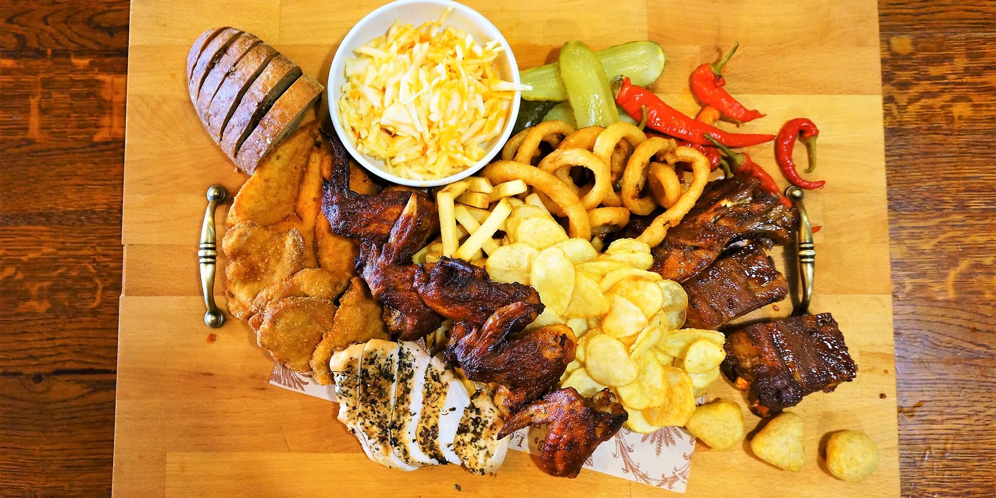 Masové prkno: žebra, řízky, křídla, steaky i trhané maso