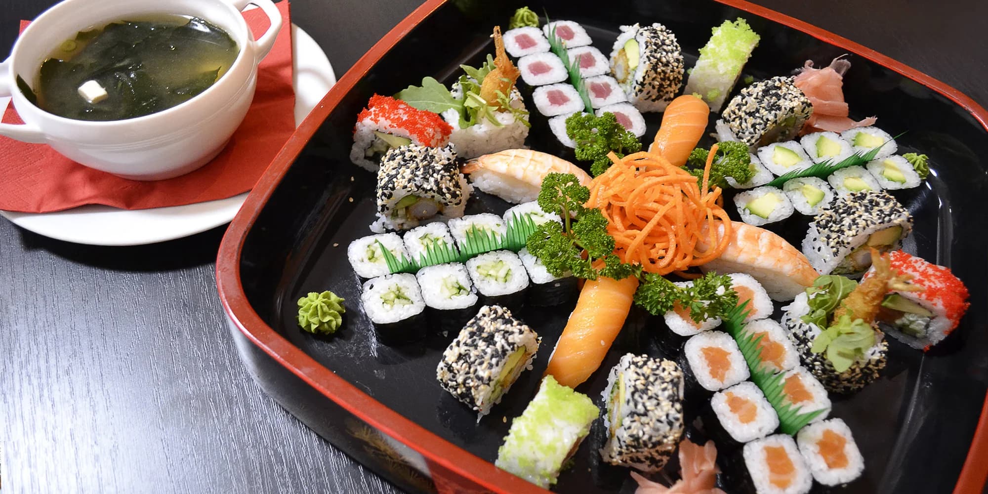 Sushi sety ve Vysočanech: 24-72 ks sushi, minizávitky, miso polévky i wakame