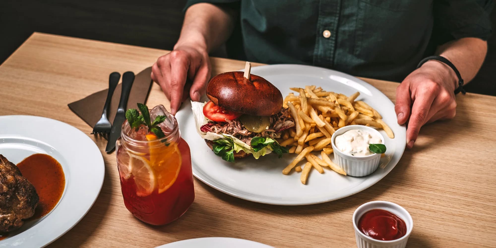 Burger menu pro jednoho i pro dva: poctivý burger s hranolky a nápojem