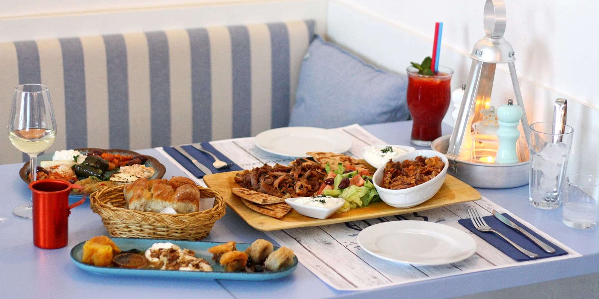 Gyros menu pro 2 osoby: talíř předkrmů, gyros v metaxové omáčce i mix dezertů a nápoje