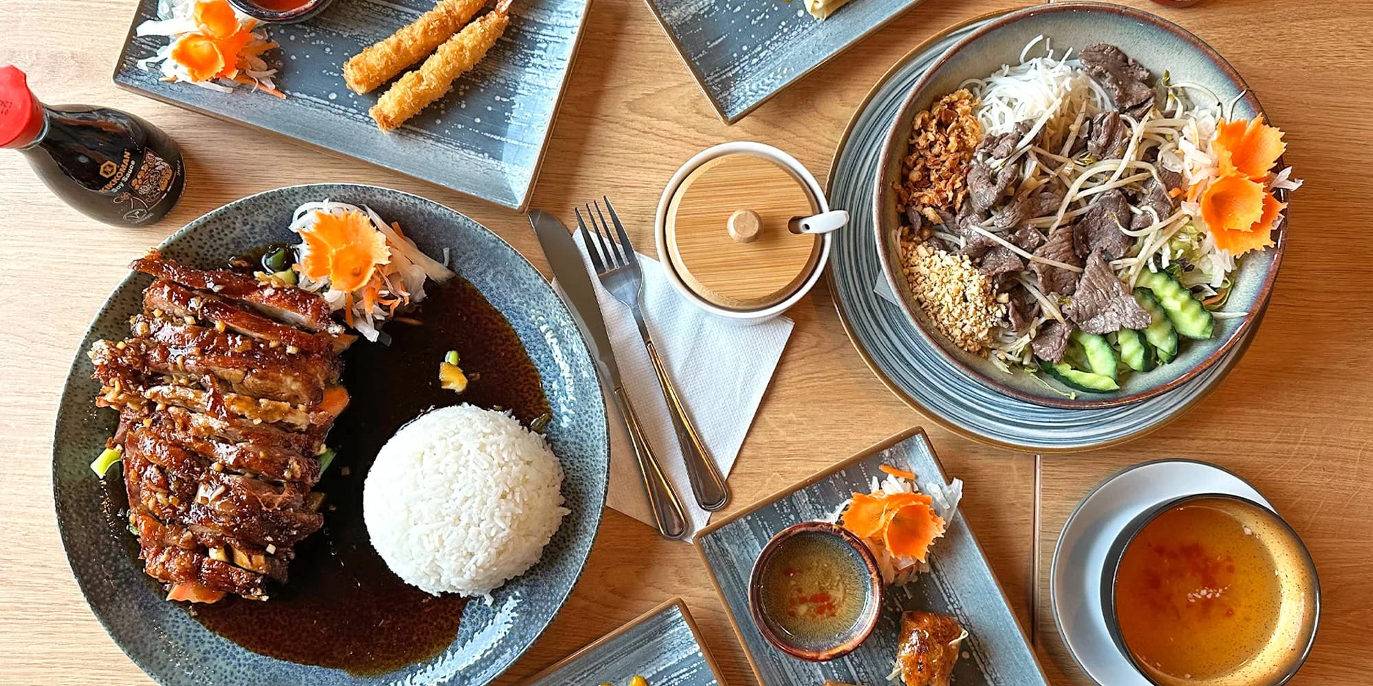 Tříchodové asijské menu pro 2 osoby: závitky, krevety, Bún Bò Nam Bộ a kachna i dezert