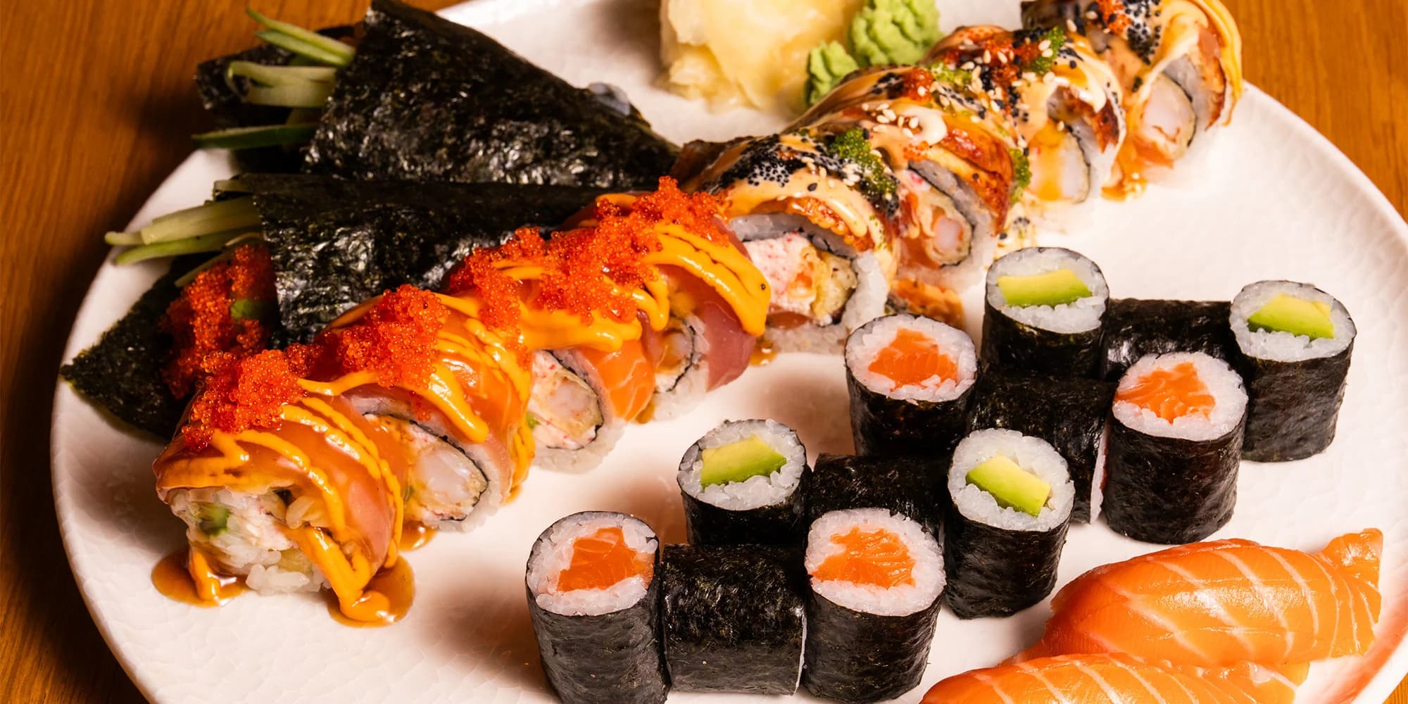 Menu se sushi setem ve vyhlášené asijské restauraci: křupavý losos, maki i mochi