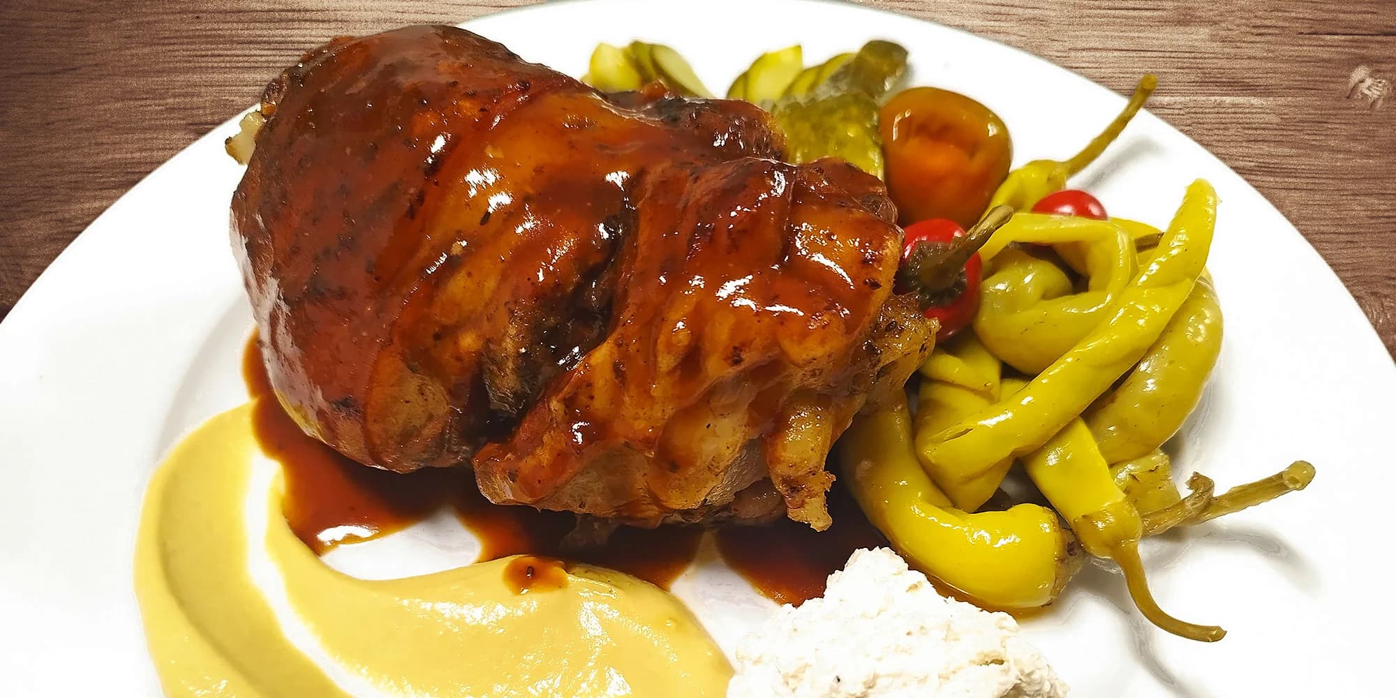 1 či 2 téměř kilová pečená kolena na pivě nebo 250g tatarák ze zadního hovězího