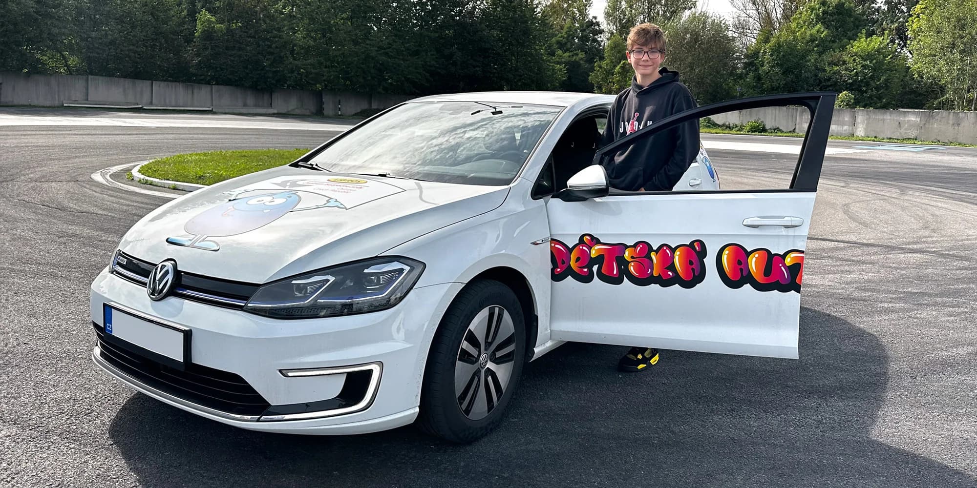 Dětská autoškola pro budoucí řidiče od 5 do 18 let: osobní či nákladní auto i bagrování