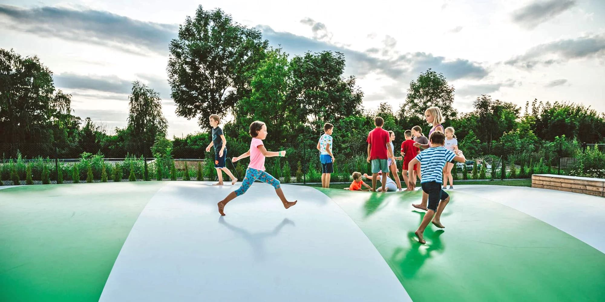 Zábava v Dolních Chabrech: celodenní vstup na trampolíny a domácí ledový čaj
