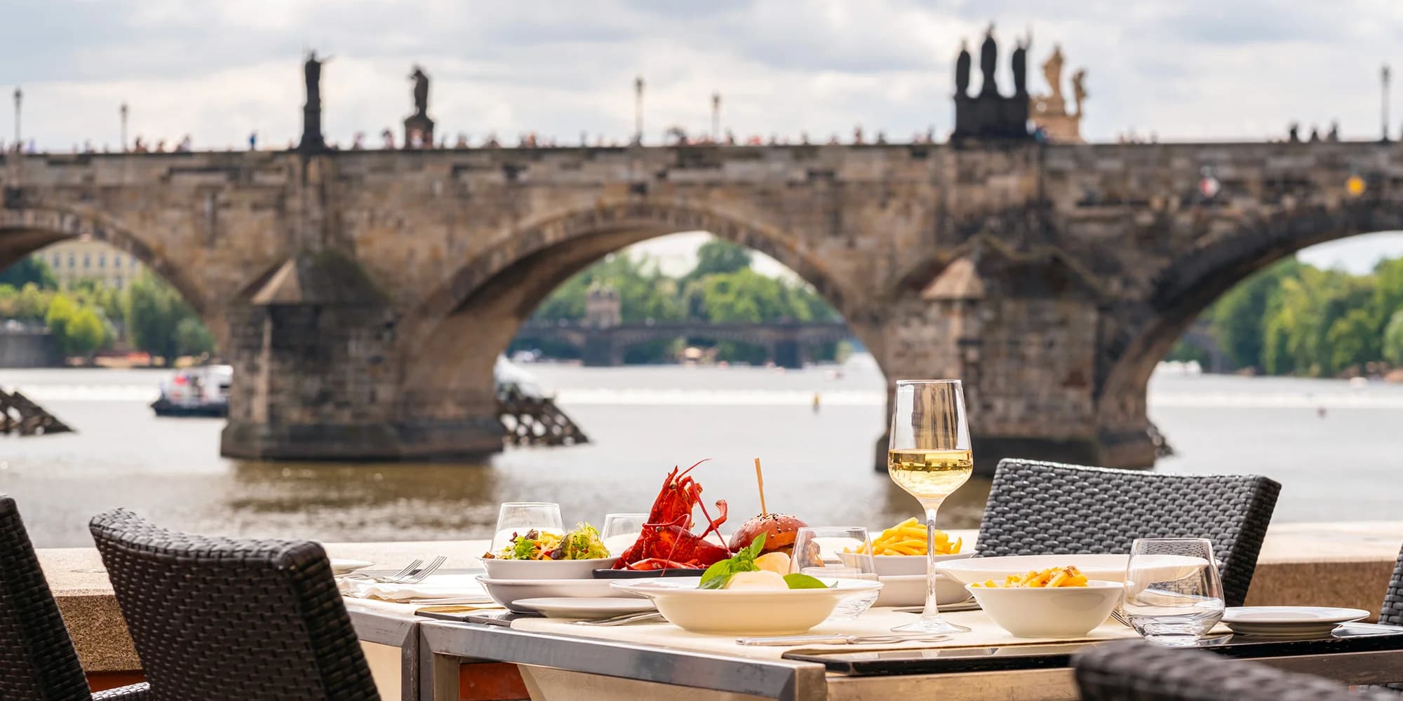 Dárkové vouchery na 2000 až 3000 Kč do restaurace Brick's s výhledem na Karlův most