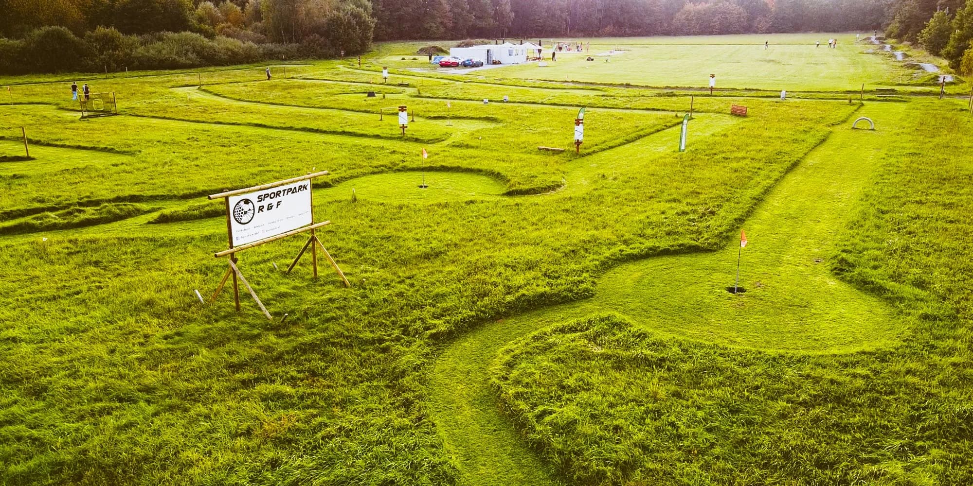 Fotbalgolf: vstupy pro 2 pro dospělé i dítě či 5 osob i vč. nápojů