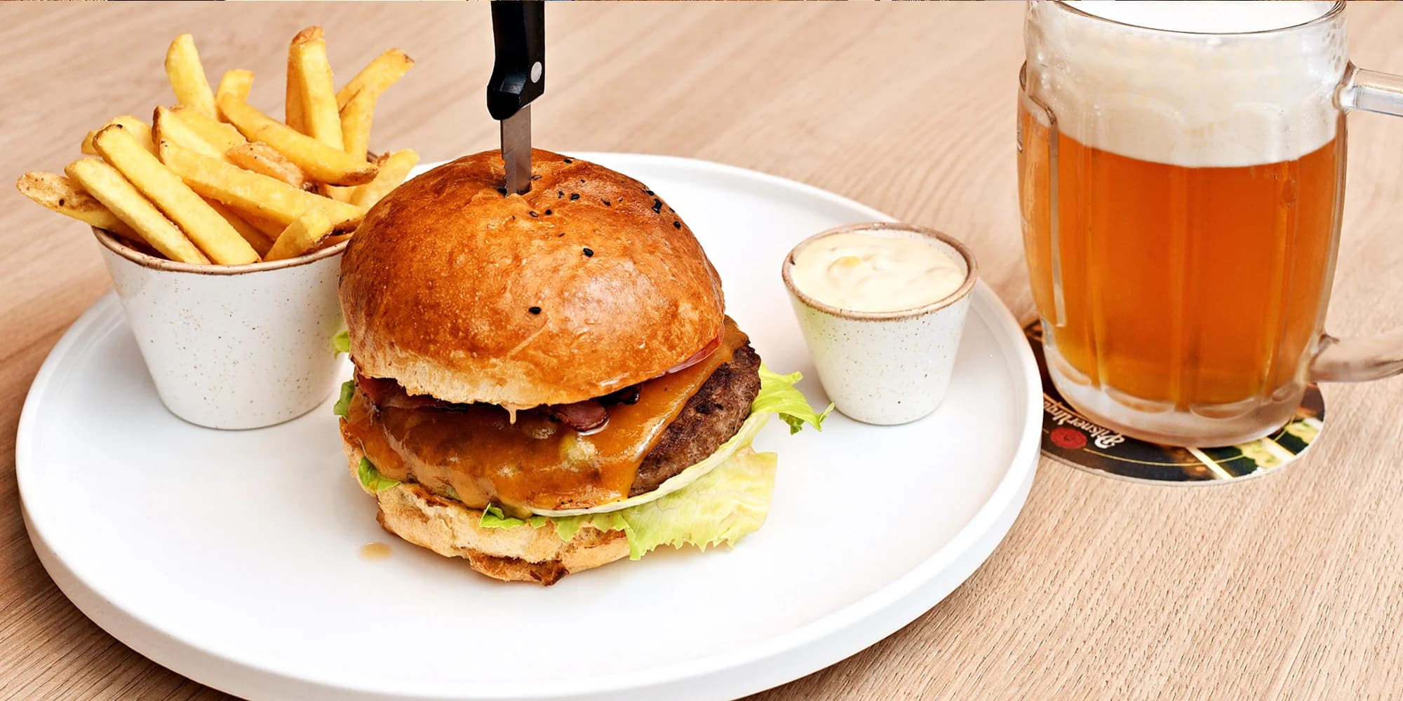 Burger s hovězím, slaninou a domácí bulkou, hranolky i pivo ve Zlatých Časech