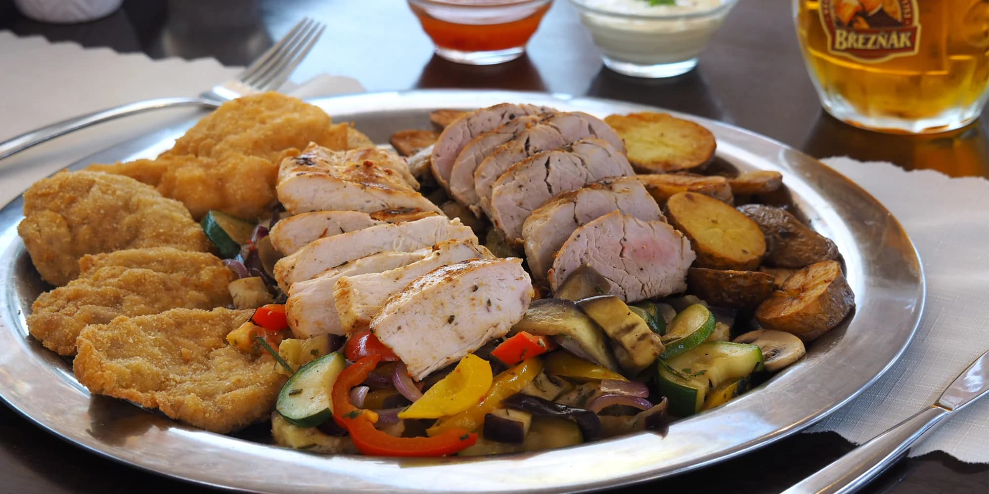 Masový talíř ve sklepní restauraci Baroko: řízky i plátky panenky a kuřecího