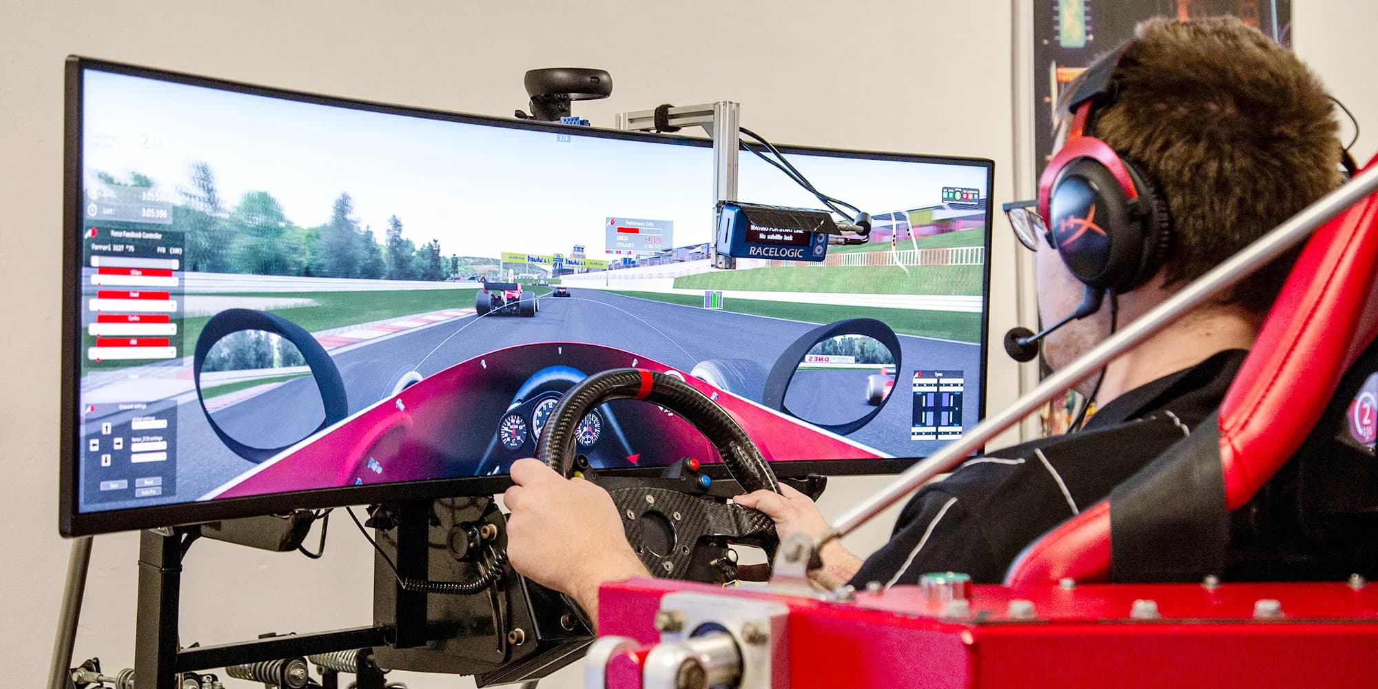 Hodina na pohyblivých závodních simulátorech v unikátním racing centru pro 2–4 osoby