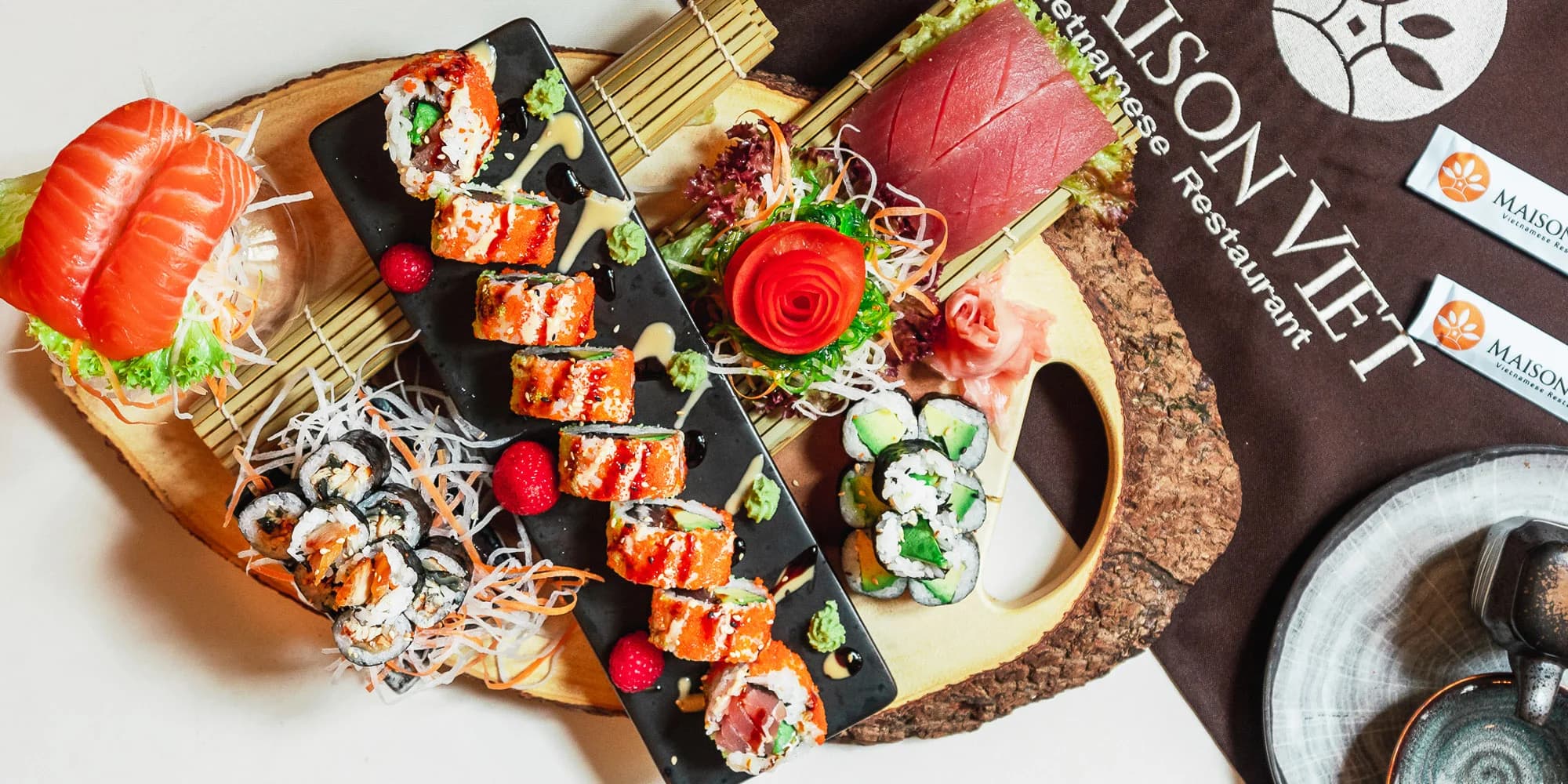 Vyladěné sushi sety s lososem, úhořem, krevetami, tempurou i plátky ryb sashimi