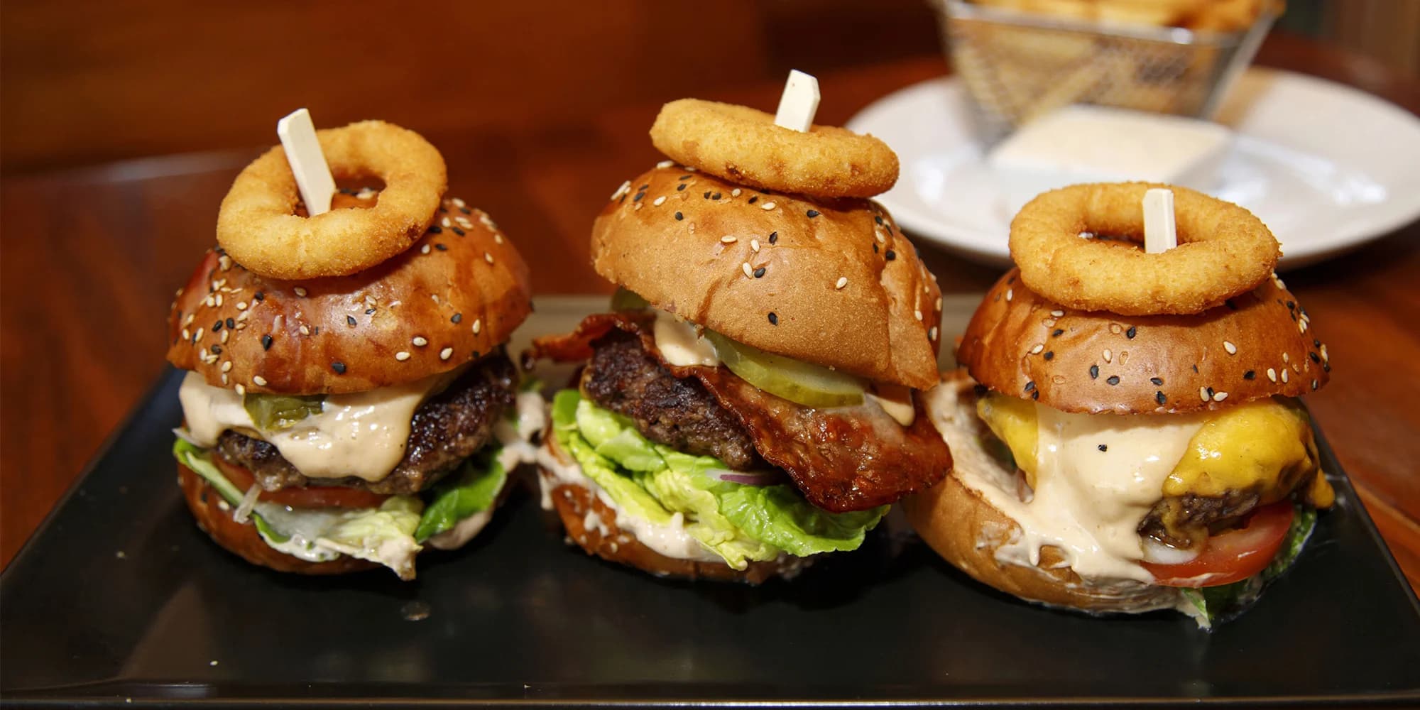 Až 6 mini burgerů, malé hranolky a dip podle výběru v Burger Grill pubu