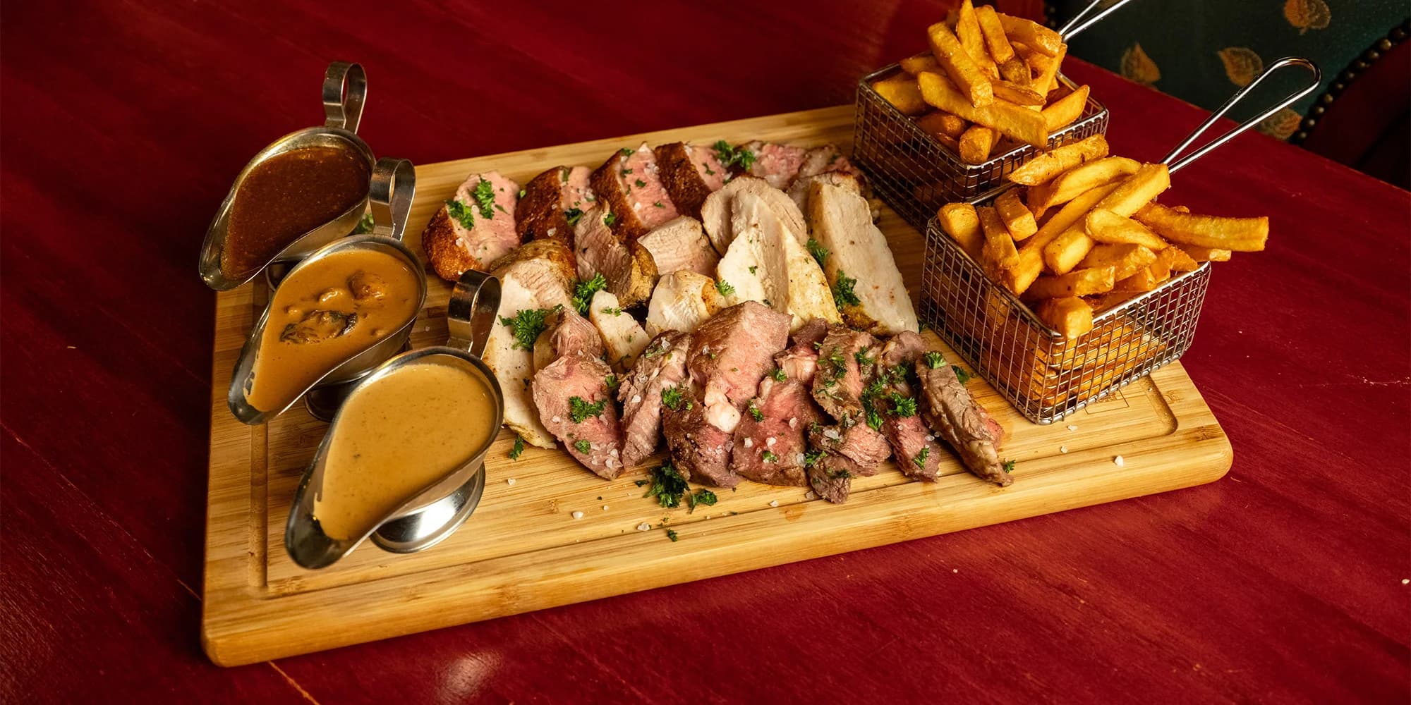 Mix grill se 4 druhy masa, hranolky a omáčkami pro 2 osoby