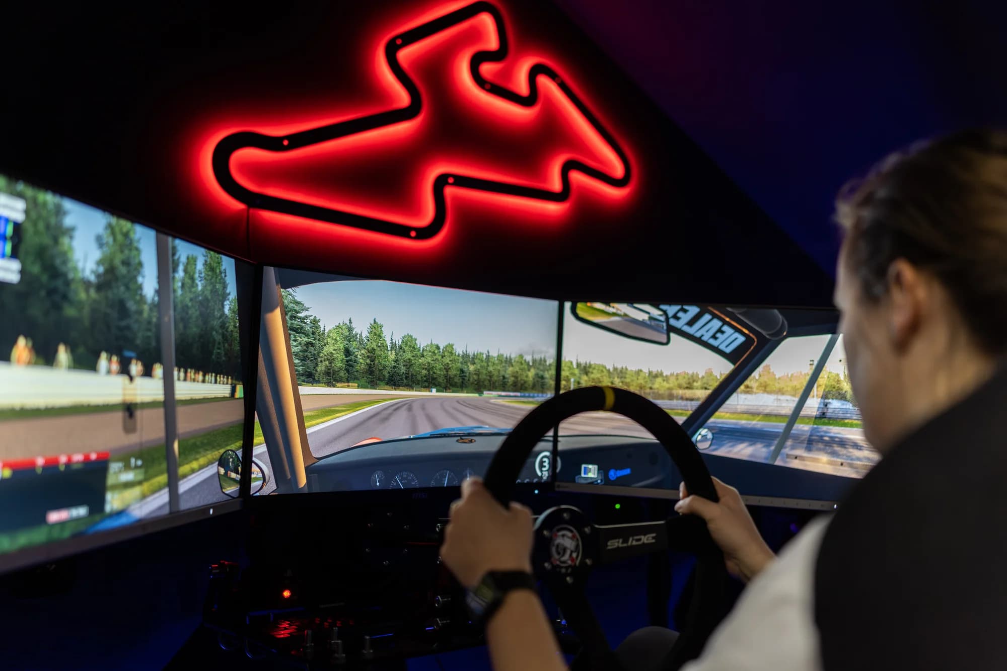 Hodina jízdy na automobilových simulátorech v centru Brna pro 1–4 závodníky