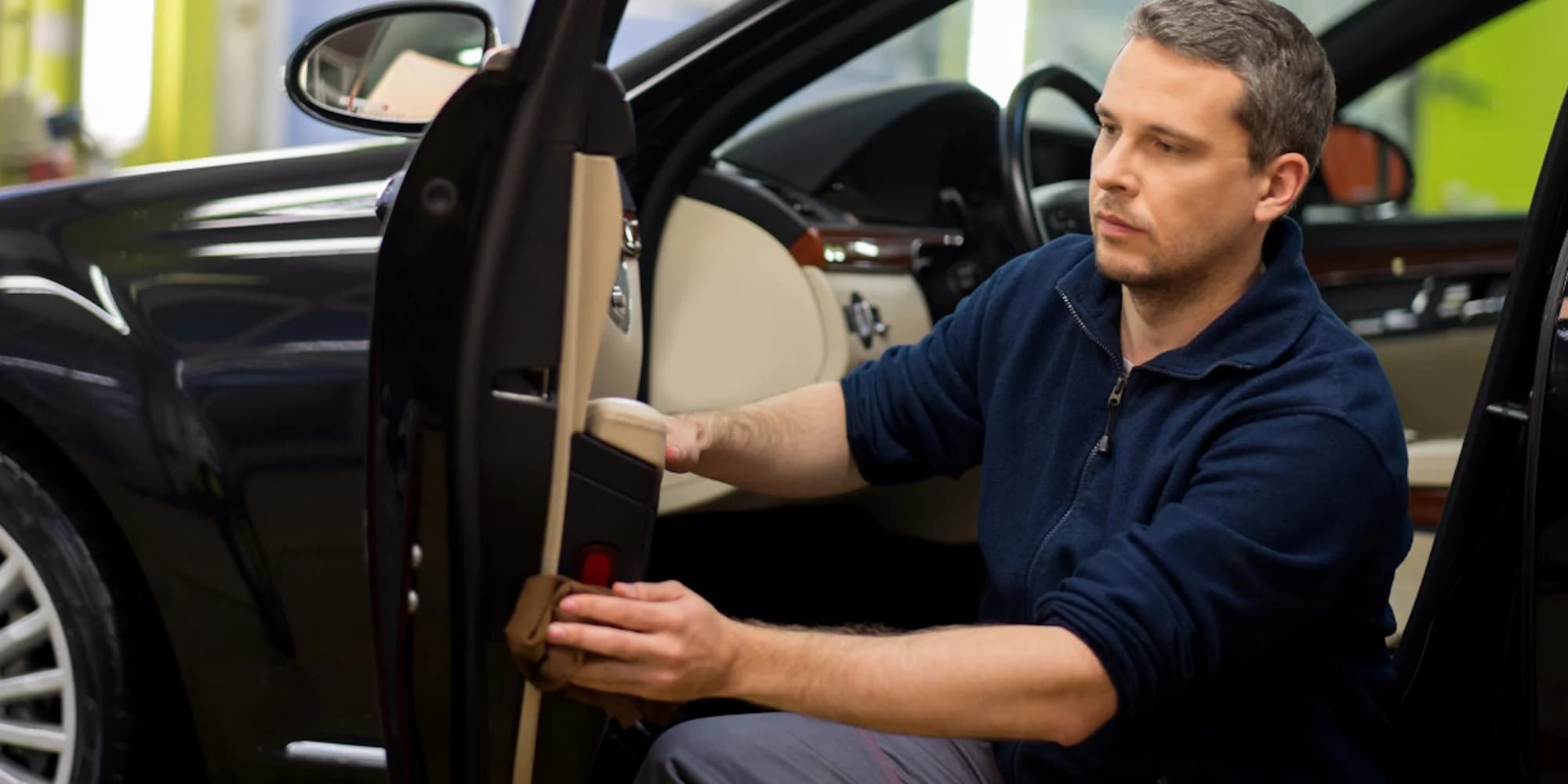 Prémiová péče o vaše auto: ruční mytí, detailní čištění i tříkrokové leštění laku