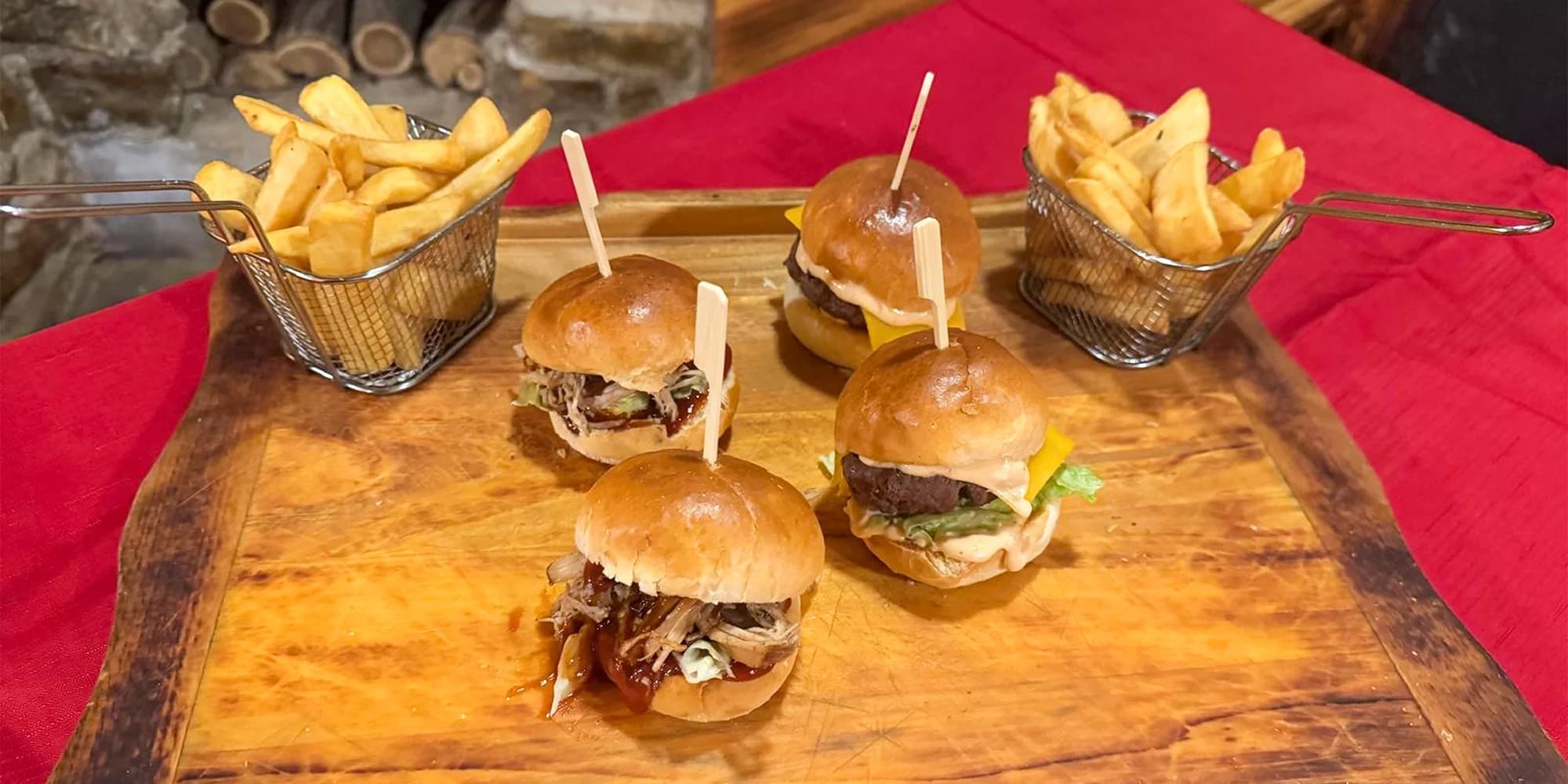 Miniburgerová hostina pro dva ve vyhlášené pivnici: trhané vepřové a hovězí