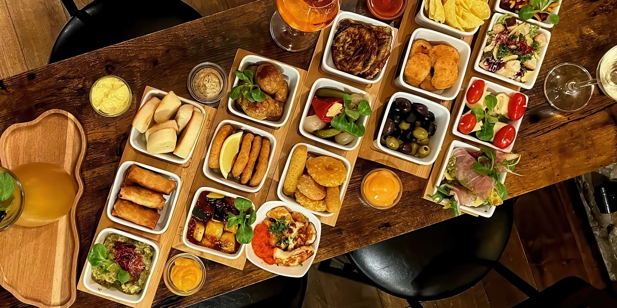 Pestré sety tapas dle vaší chuti v centru Litoměřic: olivy, prosciutto, závitky a další
