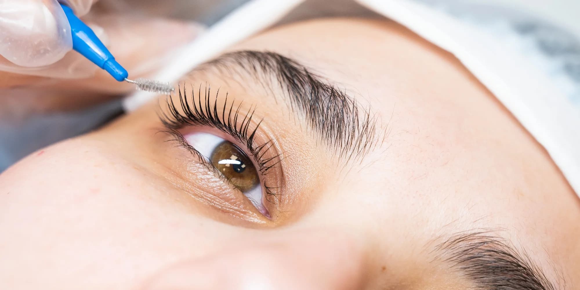 Laminace obočí a lashlifting přírodních řas pro váš okouzlující pohled